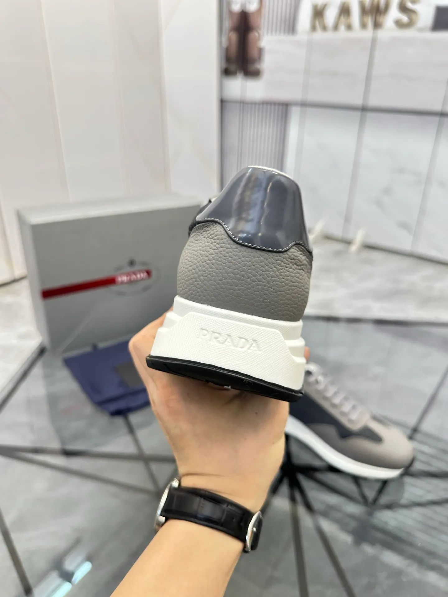 Men's shoes: 💰P600¥ High-end top quality Product trademark: Prada *"Prada*" low-top casual shoes Regular size: 38-45 (can be customized to 46) Product materials: imported first-layer cowhide stitching original material on the upper, water-dyed cowhide lining, cowhide foot pads, original outsole. No.: 001